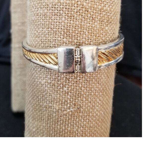 VTG - Unbranded 2 Tone Gold Silver 2 1/2 inch Cuff Bracelet - PO VGC - Picture 2 of 14